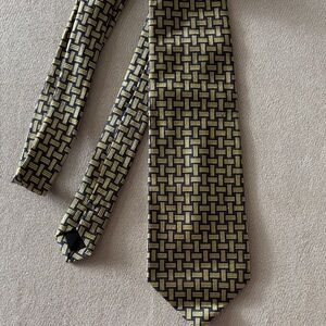 Elegant Black and Gold Patterned Tie